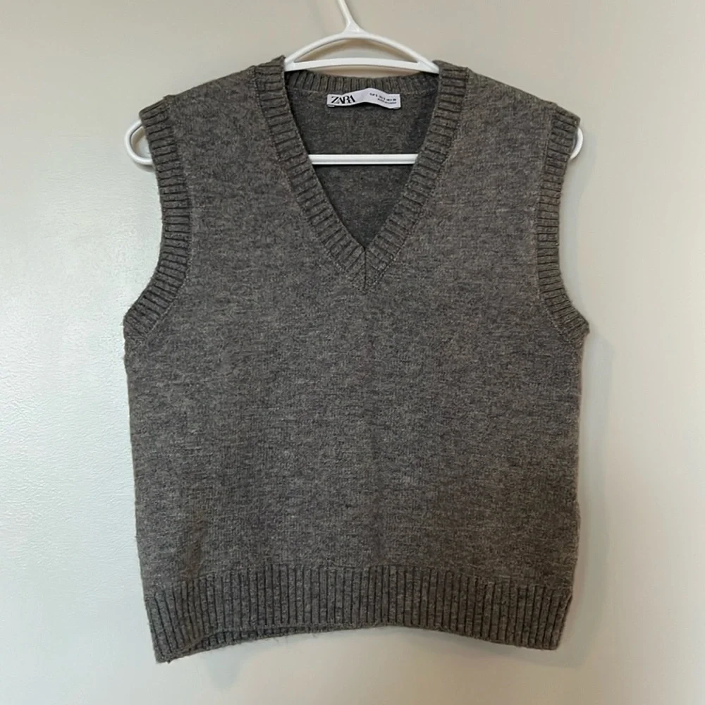 Zara Women's Gray V-Neck Knit Sweater Vest - Picture 1 of 4